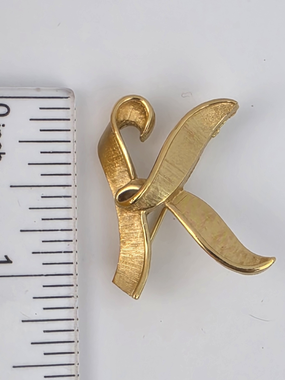 Vintage Gold Tone Letter Monogram K Ribbon Brooch 1"
